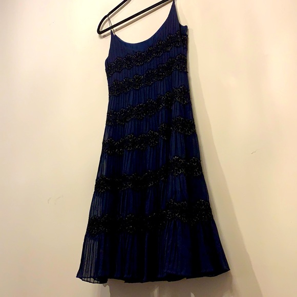 Carmen Marc Valvo Size 6 Black Lace and Navy Pleated Silk Cocktail Dress - Picture 14 of 16